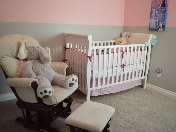 Kinderzimmer Baby Erstausstattung mit Bett und Plüschtier